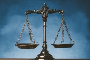 法律や公正さを象徴する天秤のオブジェ