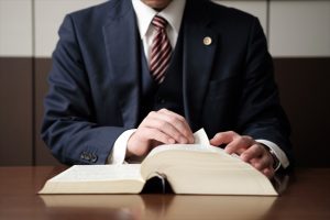 法学全書を開いて確認する弁護士の手元